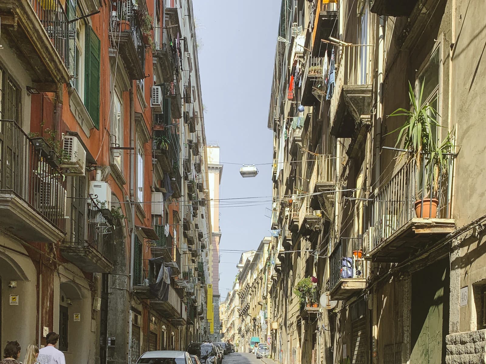 Strada nel centro storico di una città